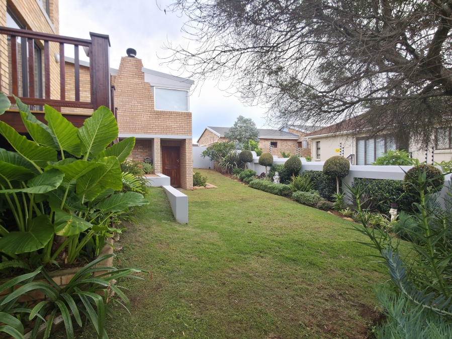 4 Bedroom Property for Sale in Wavecrest Eastern Cape